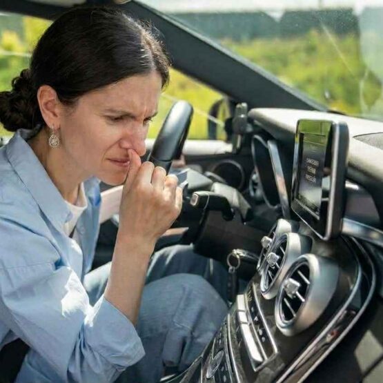 huele mal el aire acondicionado del coche