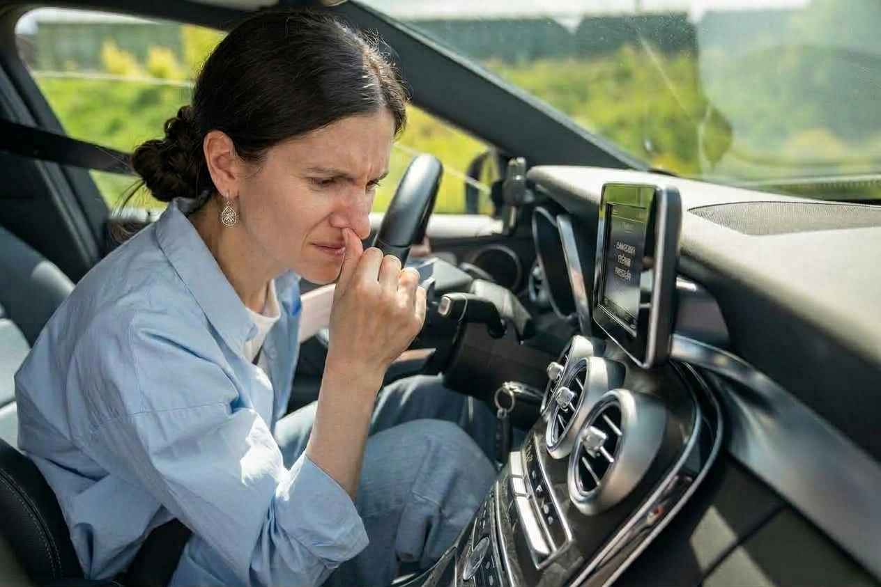 huele mal el aire acondicionado del coche